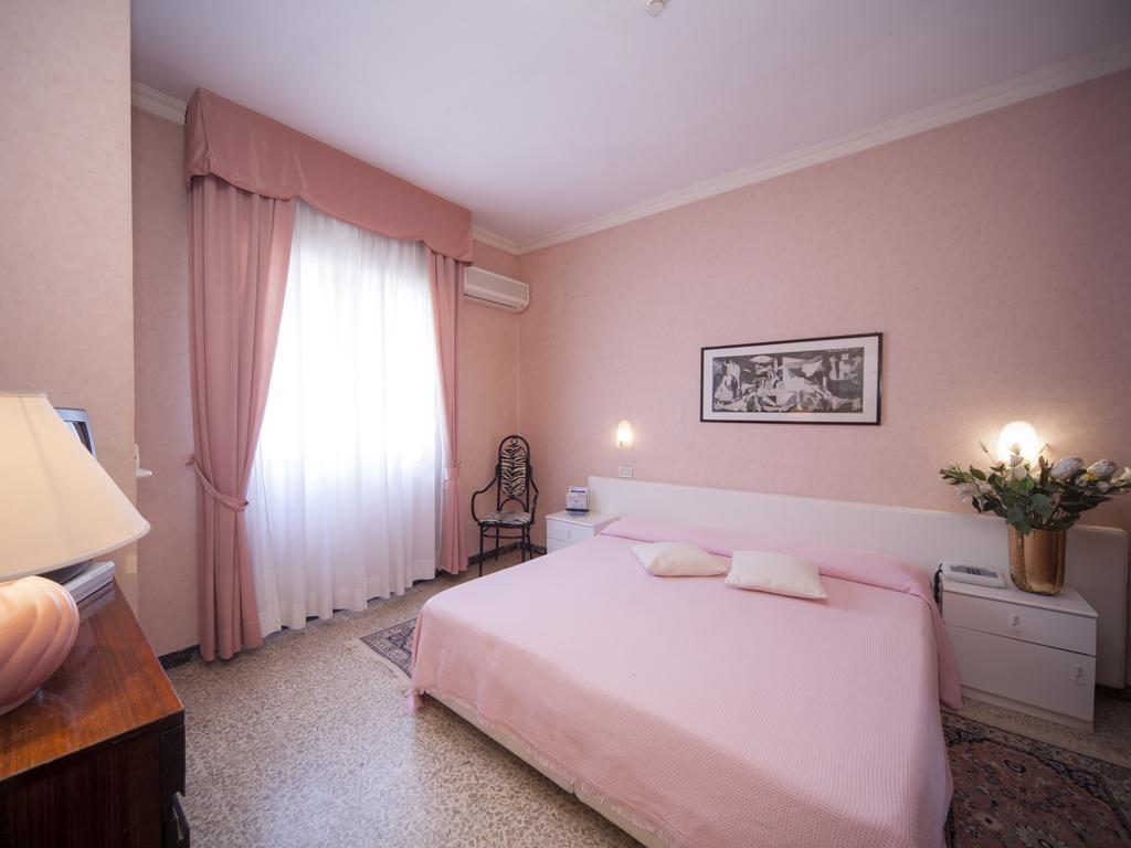 Hotel Aquila D'Oro Riccione Cameră foto